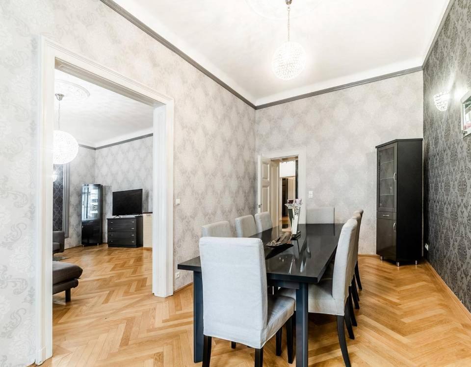 Carlton Suites Wina Bagian luar foto