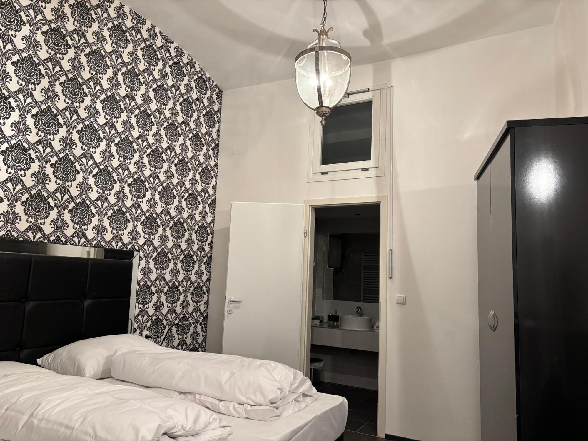 Carlton Suites Wina Bagian luar foto