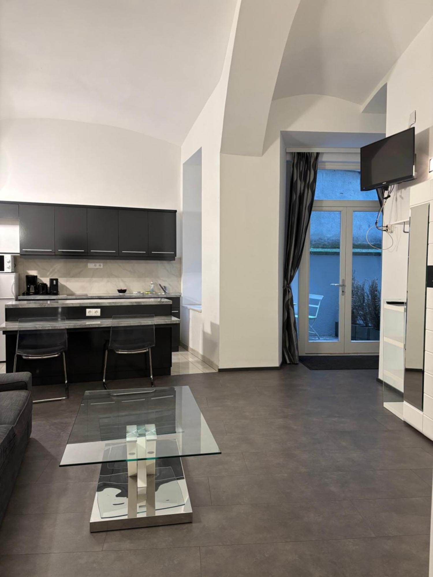 Carlton Suites Wina Bagian luar foto