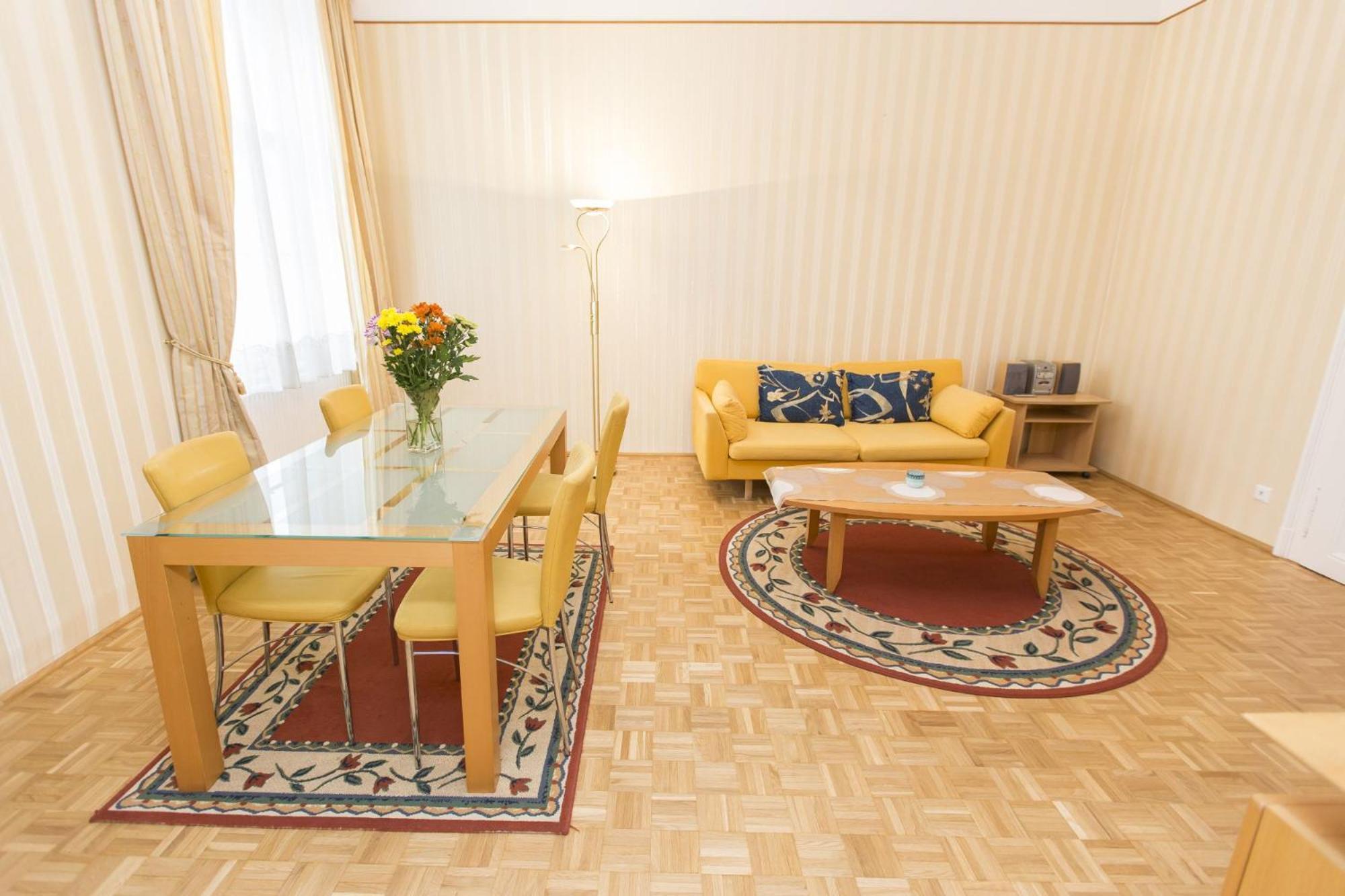 Carlton Suites Wina Bagian luar foto