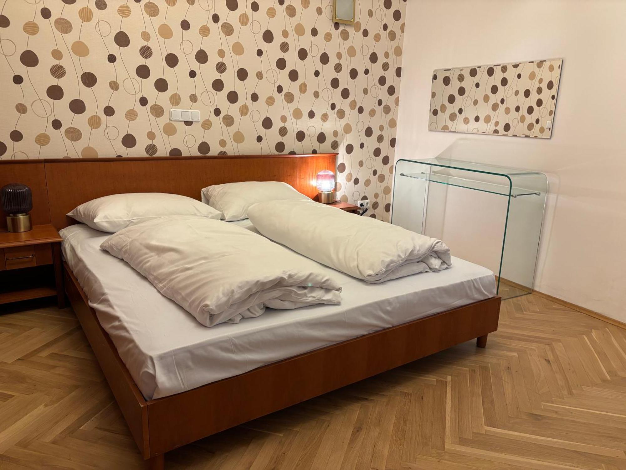 Carlton Suites Wina Bagian luar foto